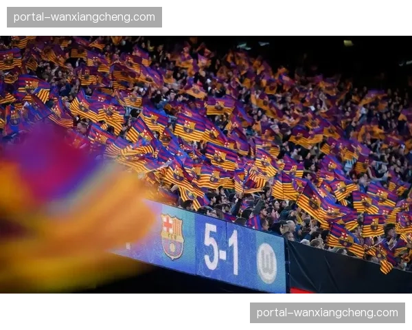 德甲俱乐部开放训练日，数千球迷到场支持球队